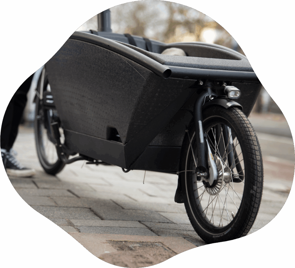 Schwarzes Lastenrad