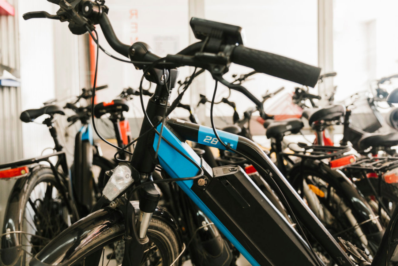 Mehrere E-Bikes mit Akku und Lenkerdisplay